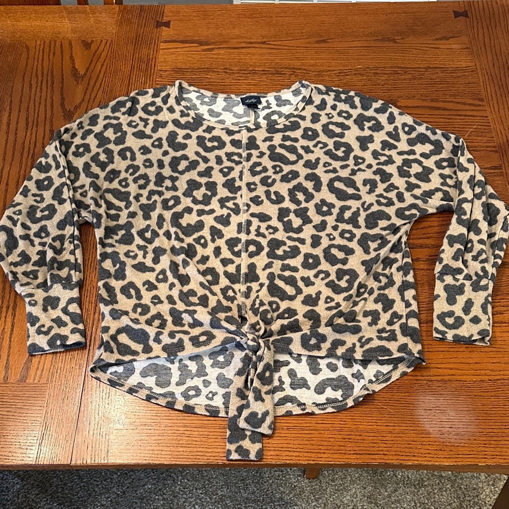 Women’s Daytrip Leopard Print Shirt size small